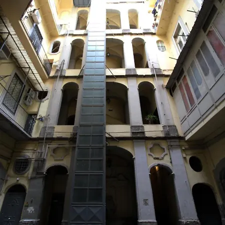 アパート Lizzy's House ナポリ